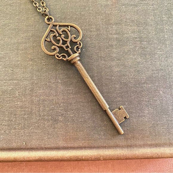 Secret Garden Skeleton Key Pendant Necklace Bronze Tone Vintage Style - Picture 3 of 4
